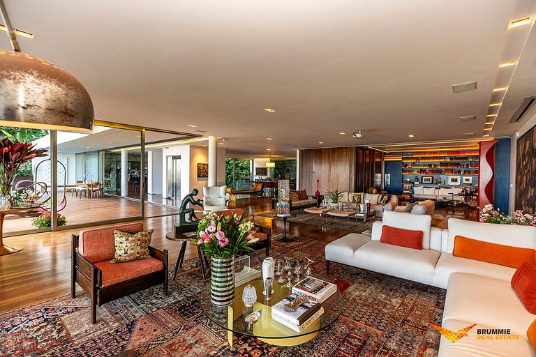 Eclectic-Style Home in Jardim Botânico