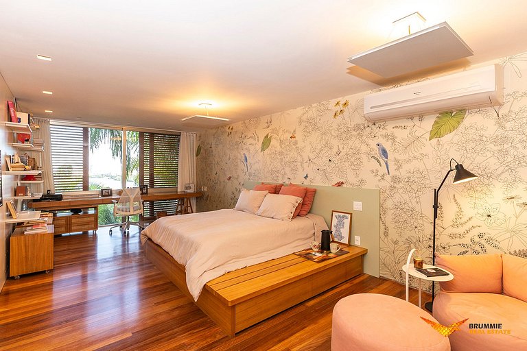 Eclectic-Style Home in Jardim Botânico