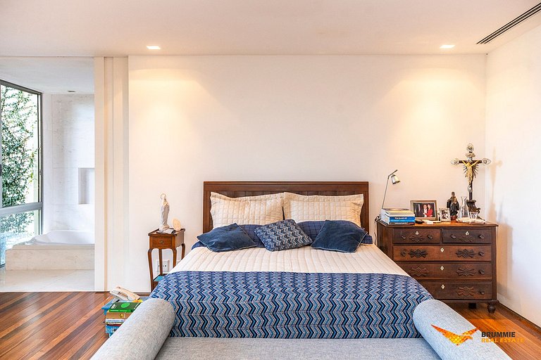 Eclectic-Style Home in Jardim Botânico